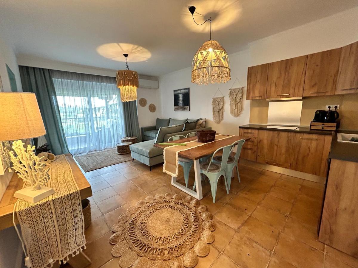 Calliopes By The Sea Boutique Suites Paralia Dionysiou Bagian luar foto